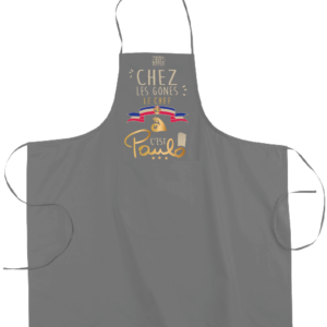 Tablier dicton "Chez les Gones le chef c'est paulo" couleur gris