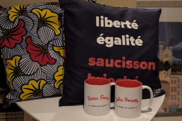 cadeaux lyon lyonnais souvenirs made in Lyon Made in france kawax reverso fabelisé lyon coussin mug bog tote bag