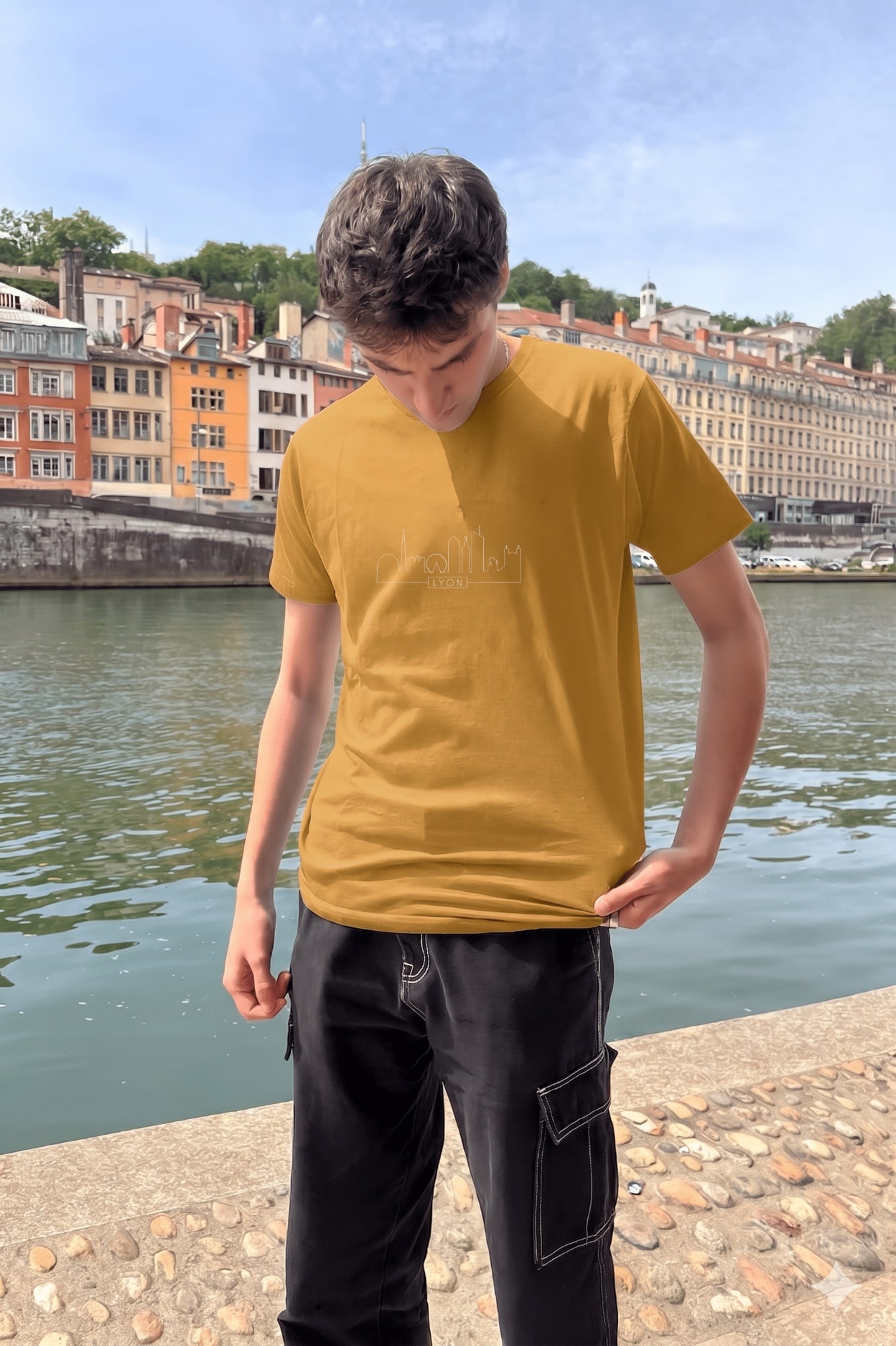 T-Shirt Homme – Skyline Blanche — Moutarde (face)