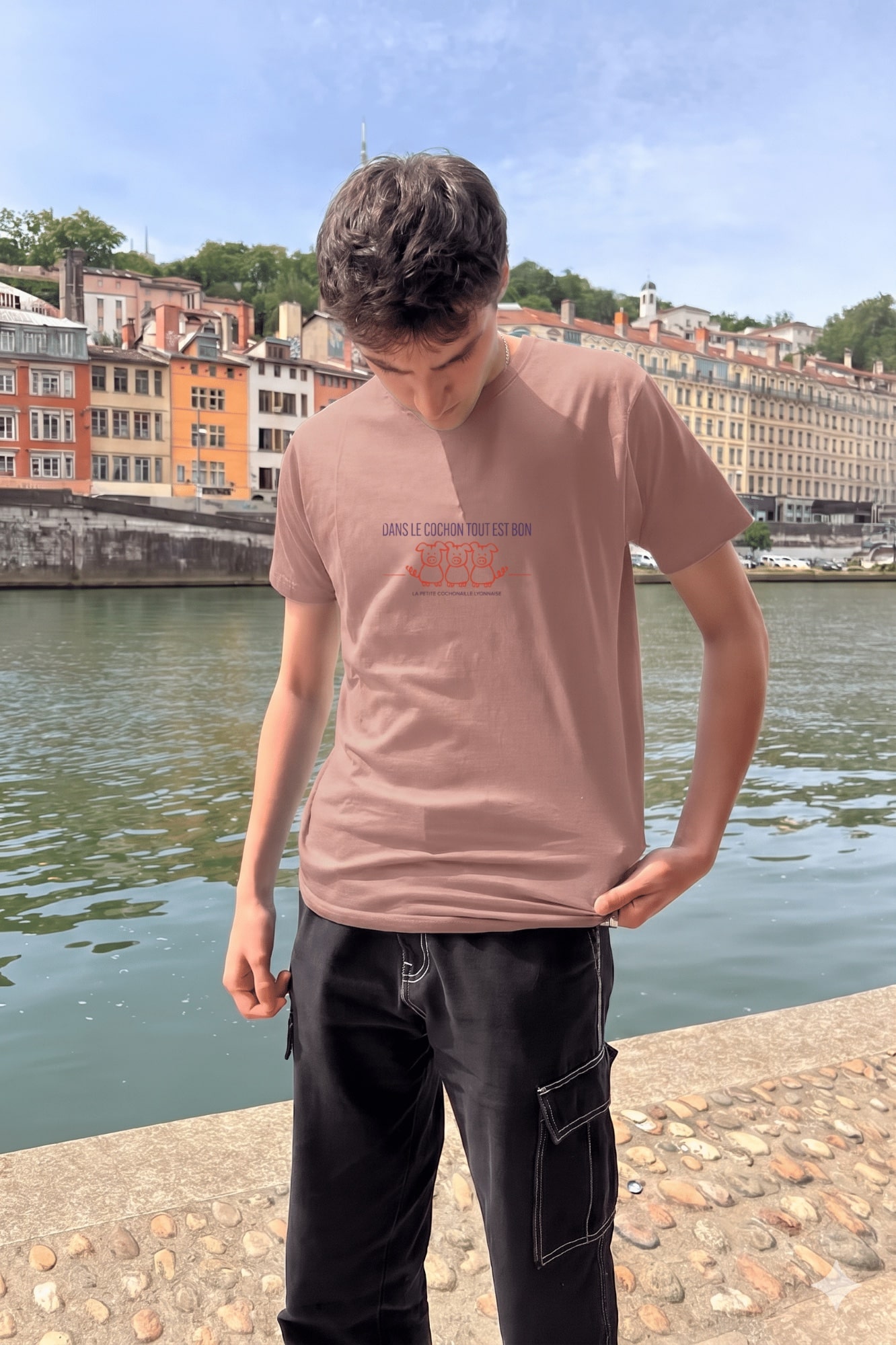 T-Shirt Homme – Dans Le Cochon Tout Est Bon Bleu — Rose Poudre (face)