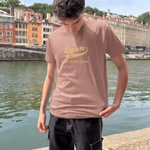 T-Shirt Homme – Lyon capitale vintage — motif Blanc chaud — Rose Poudre (face)