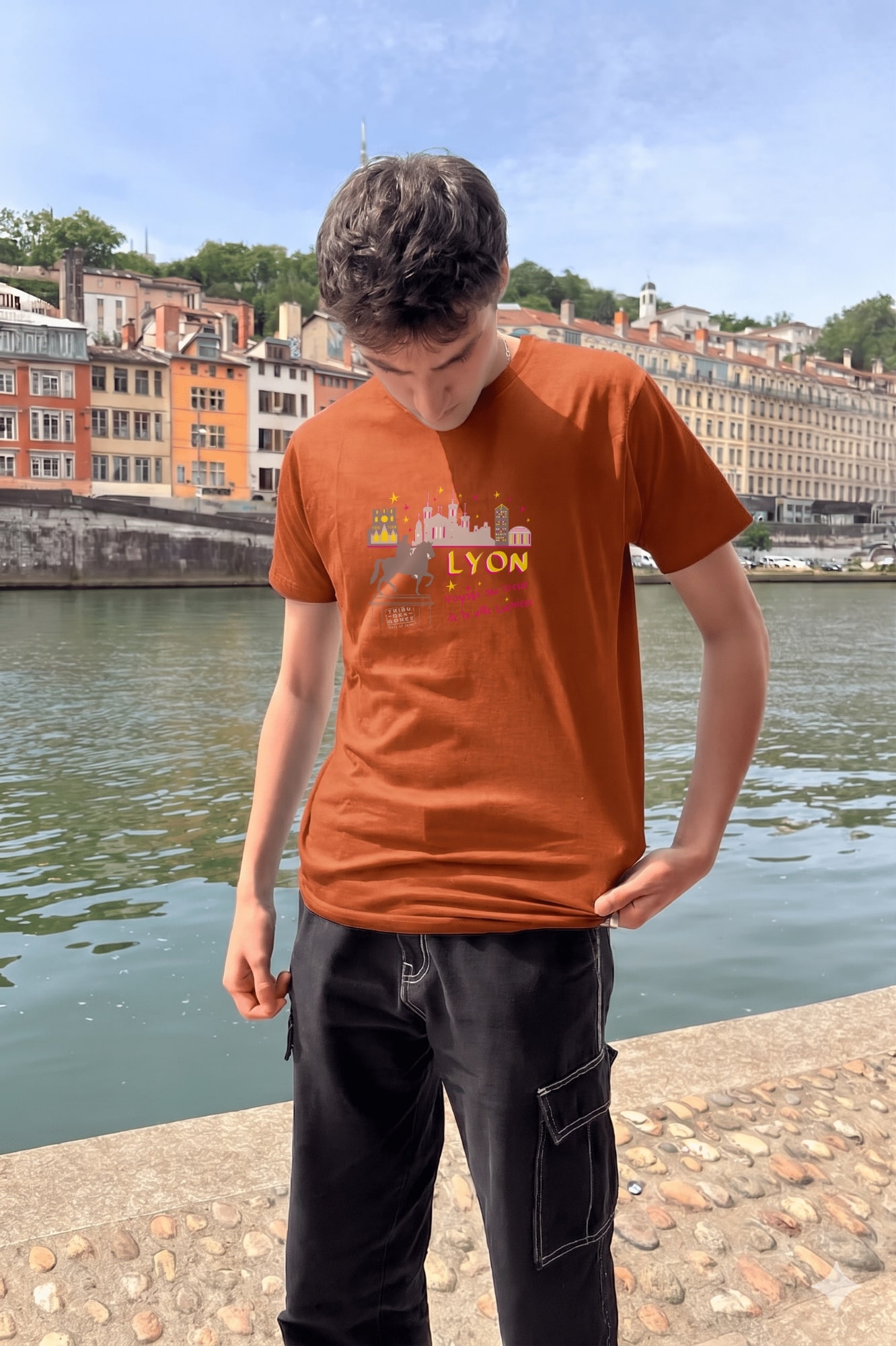 T-Shirt Homme – Voyage Au Coeur De La Ville Lumière — Rouille (face)