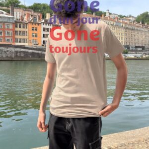 T-Shirt Homme – Gone D Un Jour Gone Tjr Bleu Rouge — Sable (face)