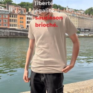 T-Shirt Homme – Liberté, Égalité, Saucisson Brioché — Sable (face)