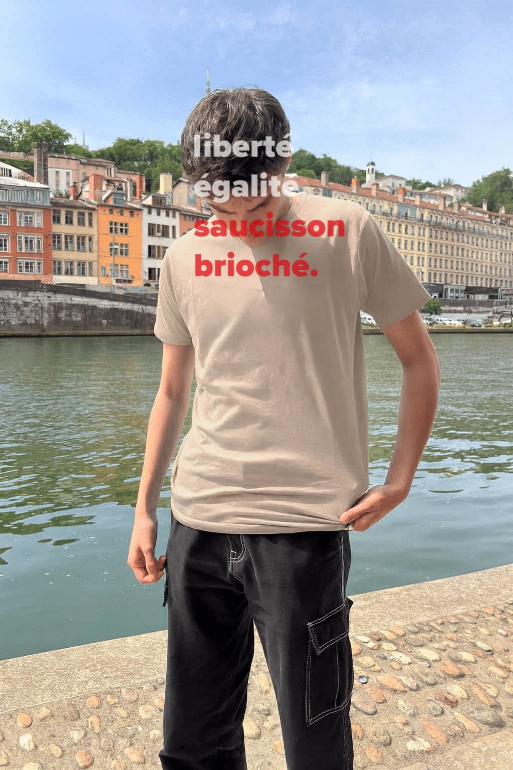 T-Shirt Homme – Liberté, Égalité, Saucisson Brioché — Sable (face)