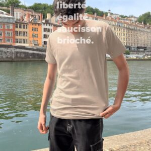 T-Shirt Homme – Liberté, Égalité, Saucisson Brioché Blanc — Sable (face)
