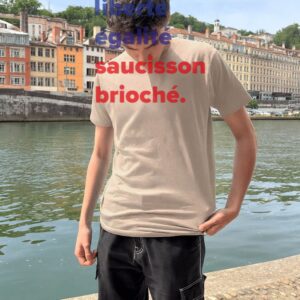 T-Shirt Homme – Liberté Égalité Saucisson Brioché Bleu Et Rouge — Sable (face)
