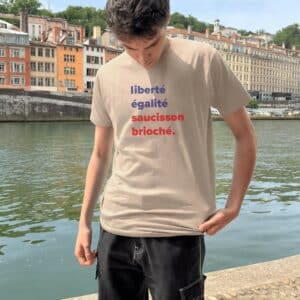 T-Shirt Homme – Liberté égalité saucisson brioché bleu et rouge — motif Bleu-rouge — Sable (face)