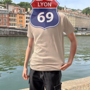 T-Shirt Homme – Lyon 69 Ecusson — Sable (face)