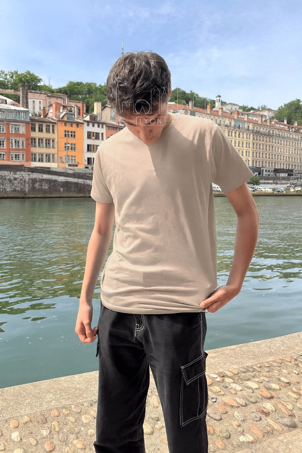 T-Shirt Homme – Skyline Blanche — Sable (face)