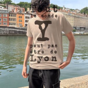 T-Shirt Homme – Tout Le Monde Y Peut Pas Être De Lyon Noir — Sable (face)