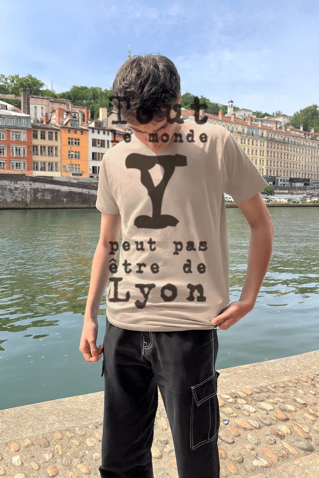 T-Shirt Homme – Tout Le Monde Y Peut Pas Être De Lyon Noir — Sable (face)
