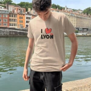 T-Shirt Homme – Lyon coeur — motif Noir et rouge — Sable (face)