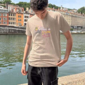 T-Shirt Homme – Voyage Au Coeur De La Ville Lumière — Sable (face)