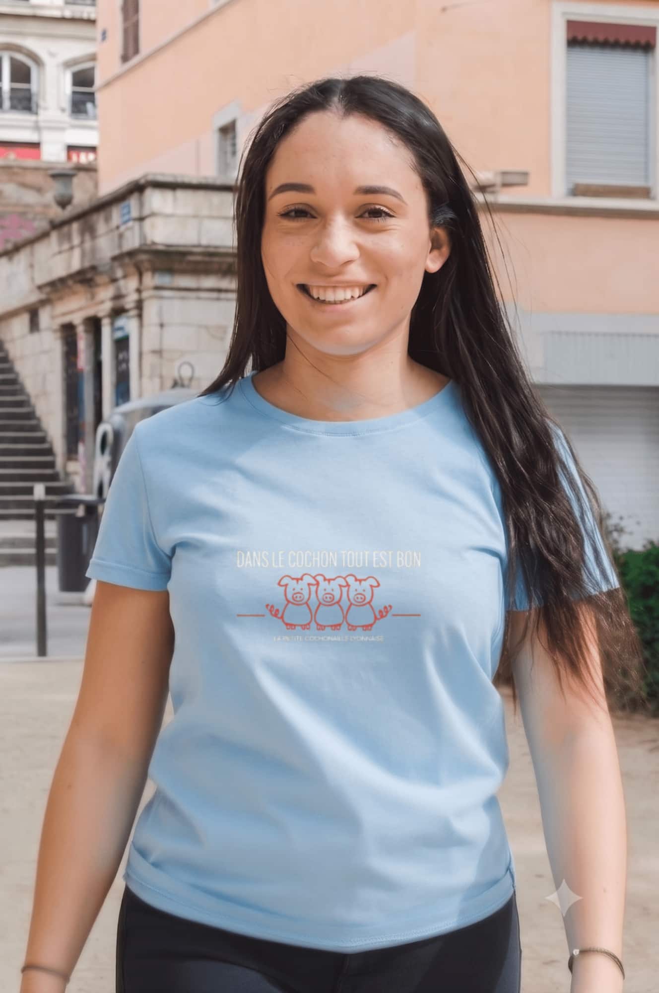 T-Shirt Femme – Dans Le Cochon Tout Est Bon Blanc — Bleu Ciel (face)