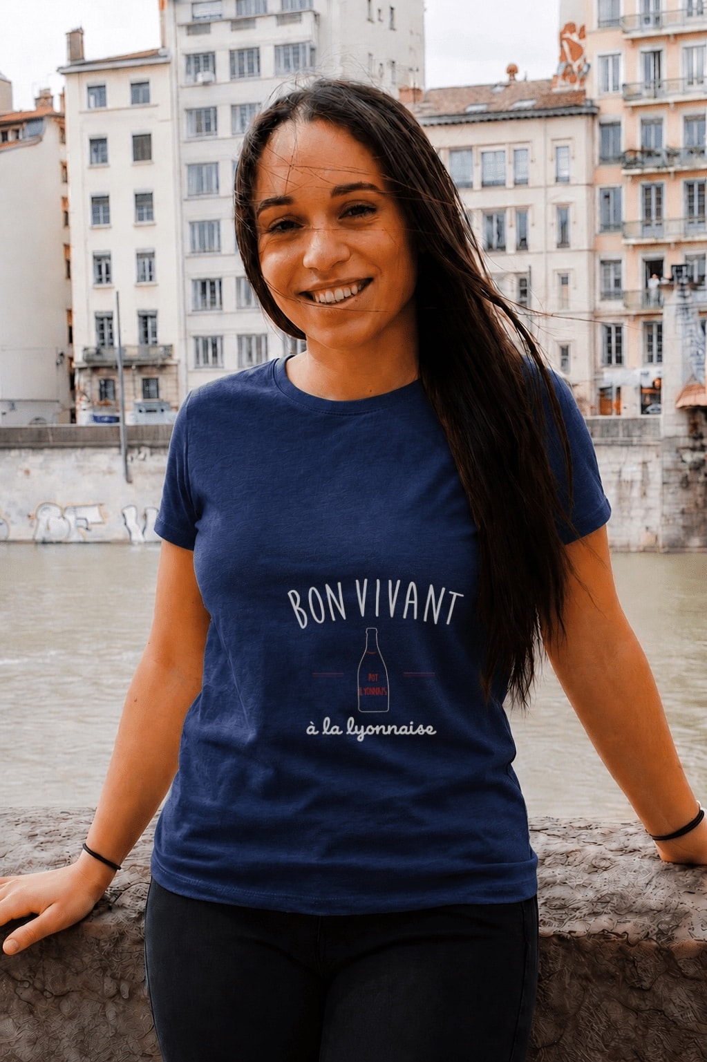 T-Shirt Femme – Bon Vivant À La Lyonnaise Blanc — Navy (face)