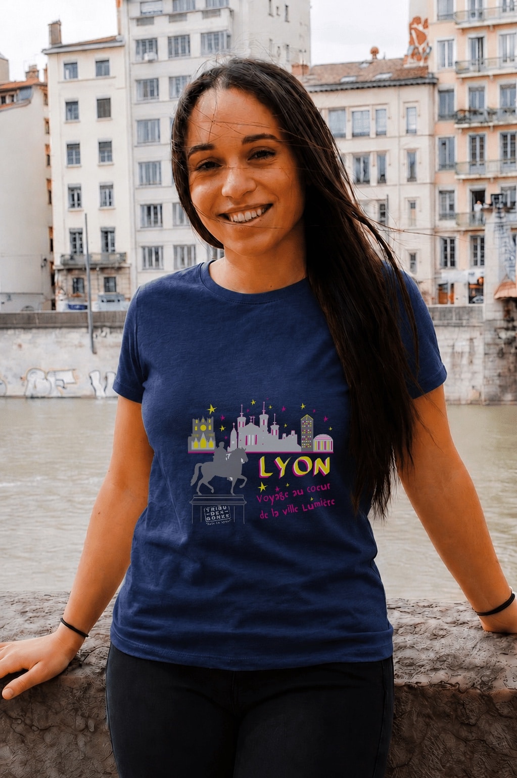 T-Shirt Femme – Lyon Voyage Ville Lumiere — Navy (face)