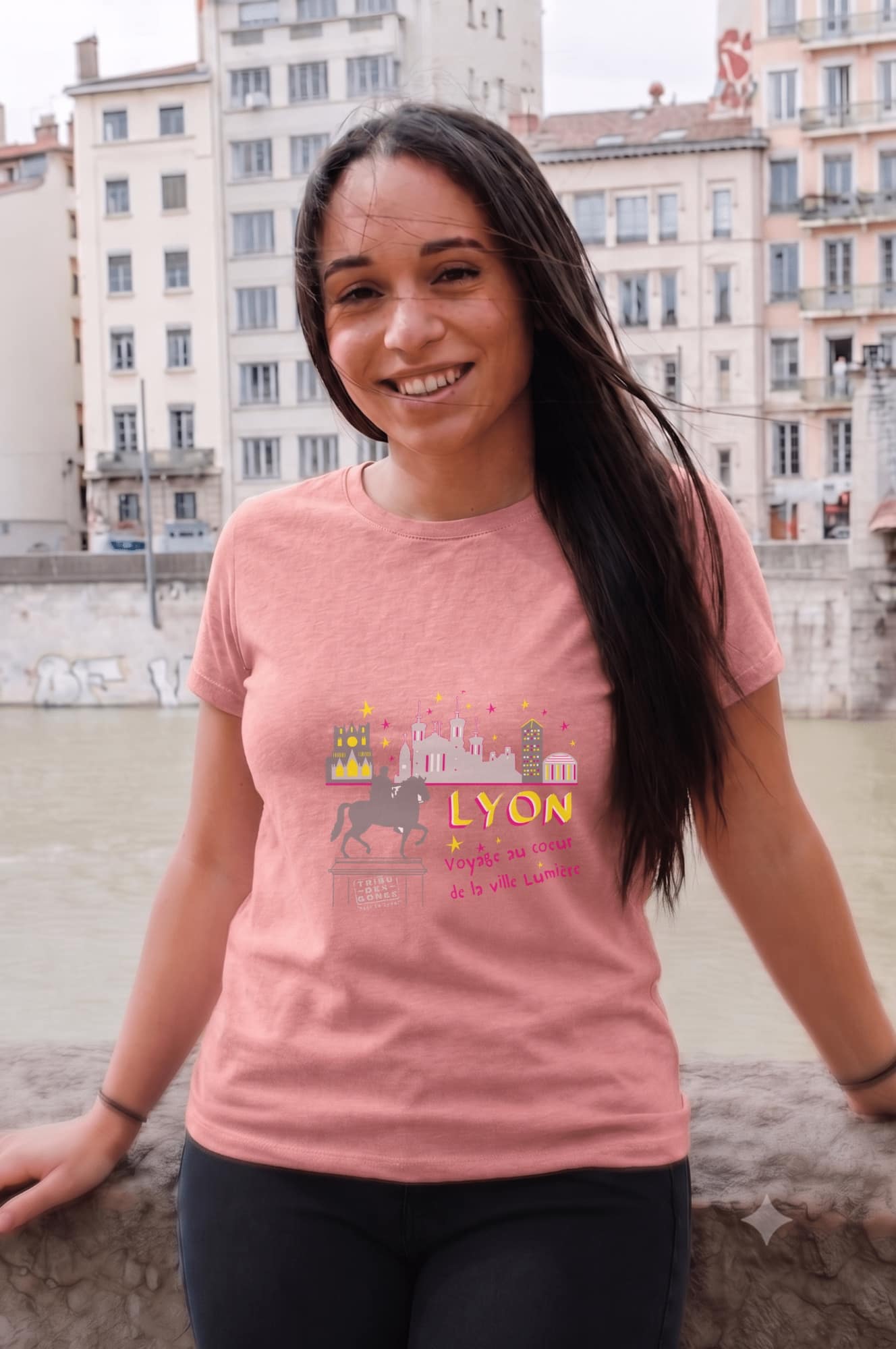 T-Shirt Femme – Lyon Voyage Ville Lumiere — Pink Vintage (face)