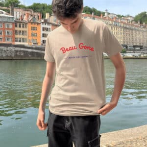 T-Shirt Homme – Beau Gone — motif Rouge et bleu — Sable (face)