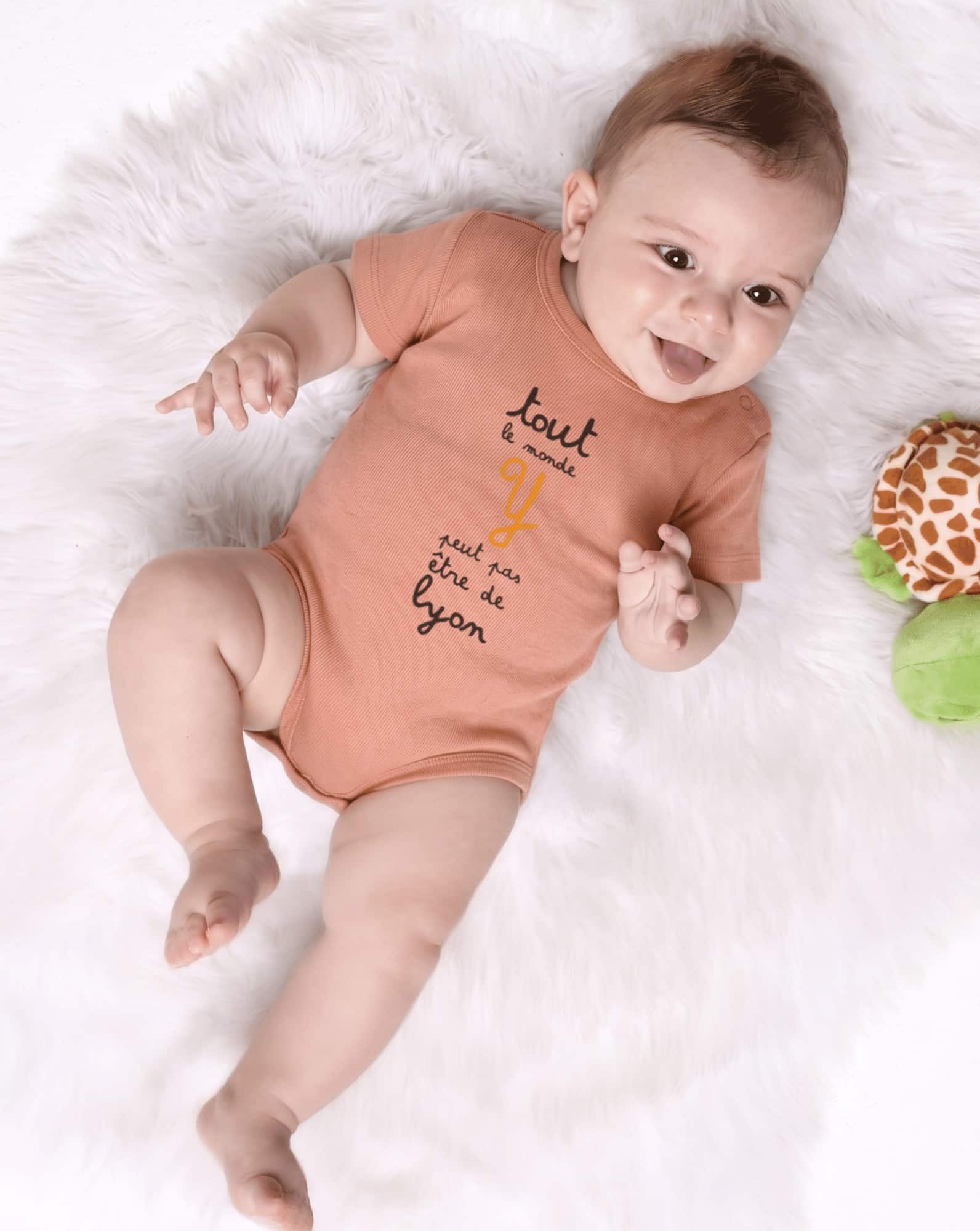 Body Bébé – Y Peut Pas Etre De Lyon — motif dicton noir et orange — Rose vintage (face)