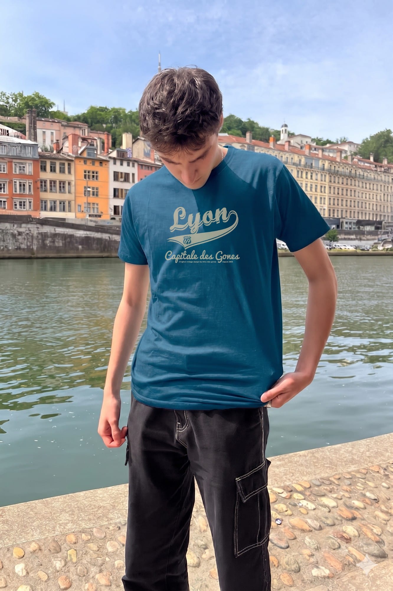 T-Shirt Homme – Lyon vintage — motif Texte crème — Bleu Encre (face)