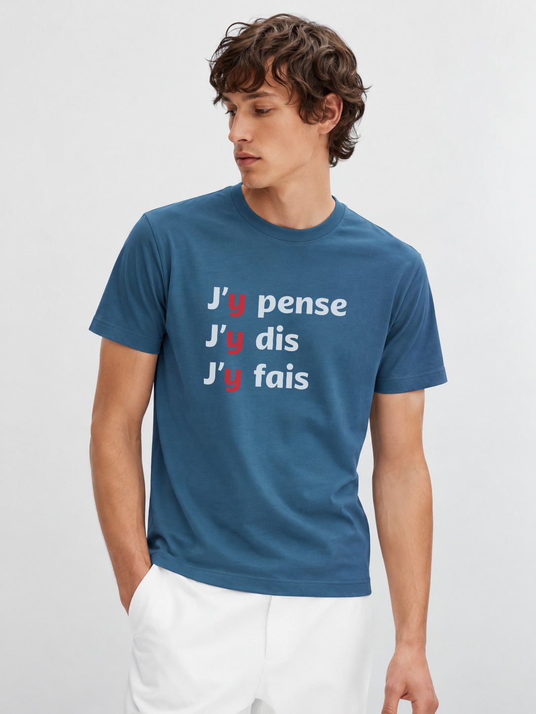 T-Shirt Homme – J Y Pense J Y Dis J Y Fais Bleu — motif blanc — Bleu Encre (pose-mv9ho1xu-ff2940)