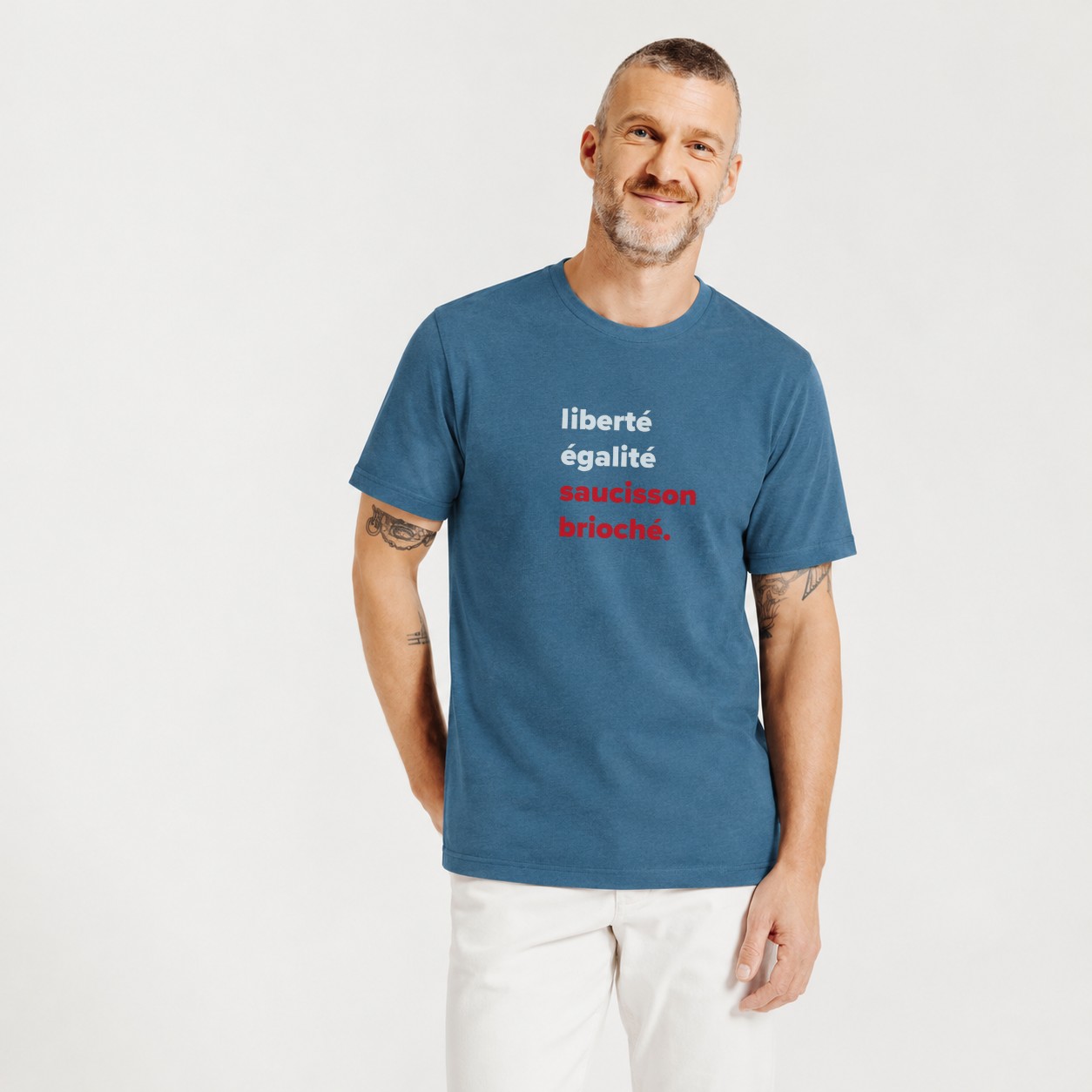 T-Shirt Homme – Liberté égalité saucisson brioché — motif blanc rouge — Bleu Encre (pose-mvggo0zc-b9ynmx)