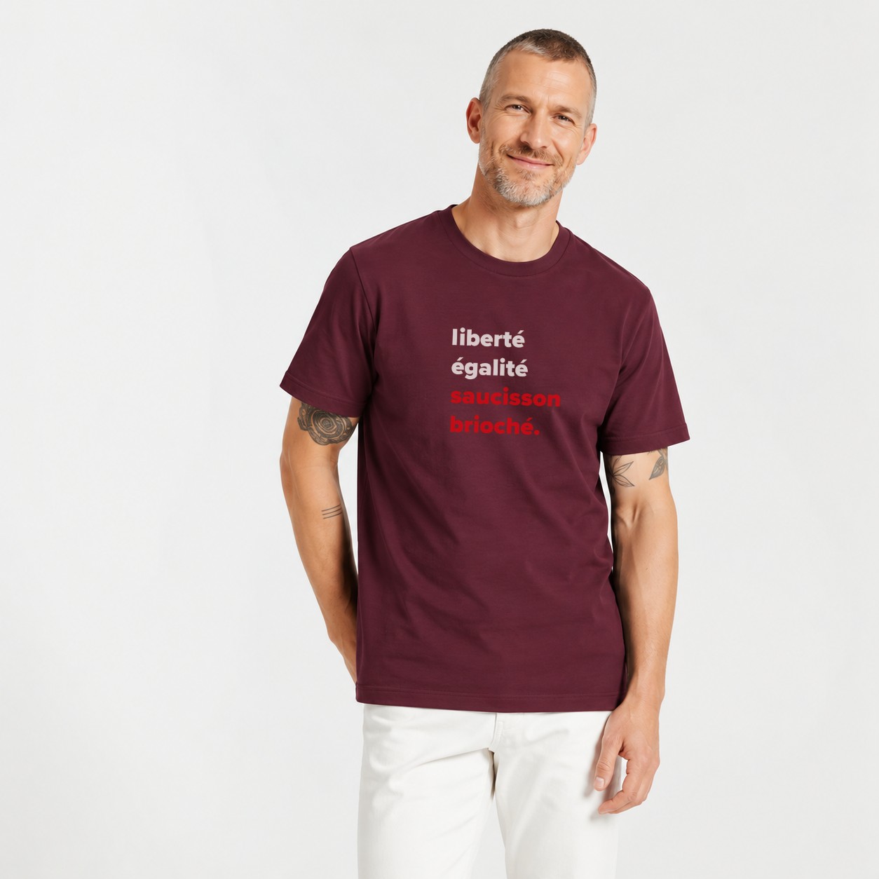 T-Shirt Homme – Liberté égalité saucisson brioché — motif blanc rouge — Bordeaux (pose-mvggo0zc-b9ynmx)