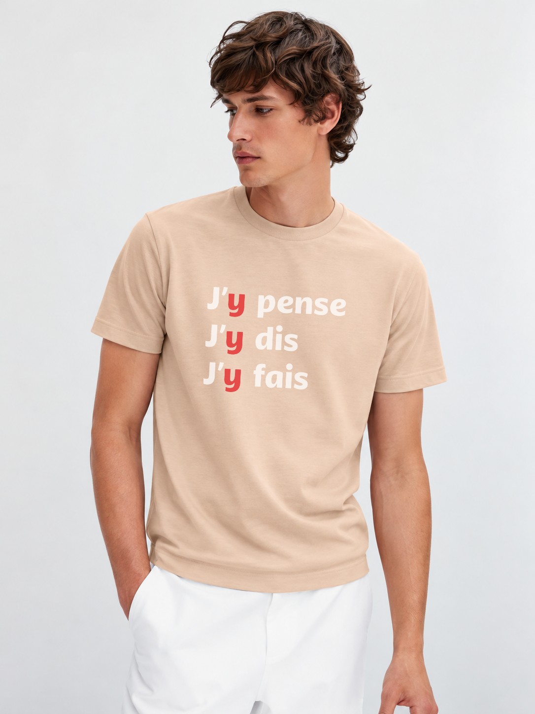 T-Shirt Homme – J Y Pense J Y Dis J Y Fais Bleu — motif blanc — Crème amande (pose-mv9ho1xu-ff2940)