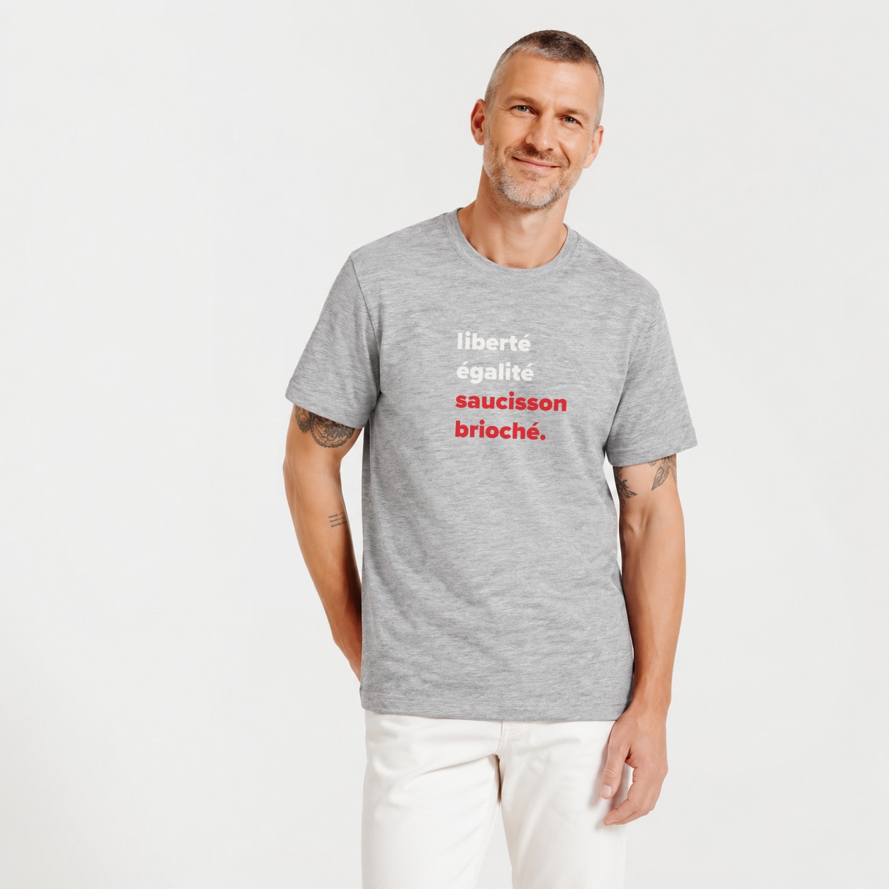T-Shirt Homme – Liberté égalité saucisson brioché — motif blanc rouge — Gris Chiné (pose-mvggo0zc-b9ynmx)