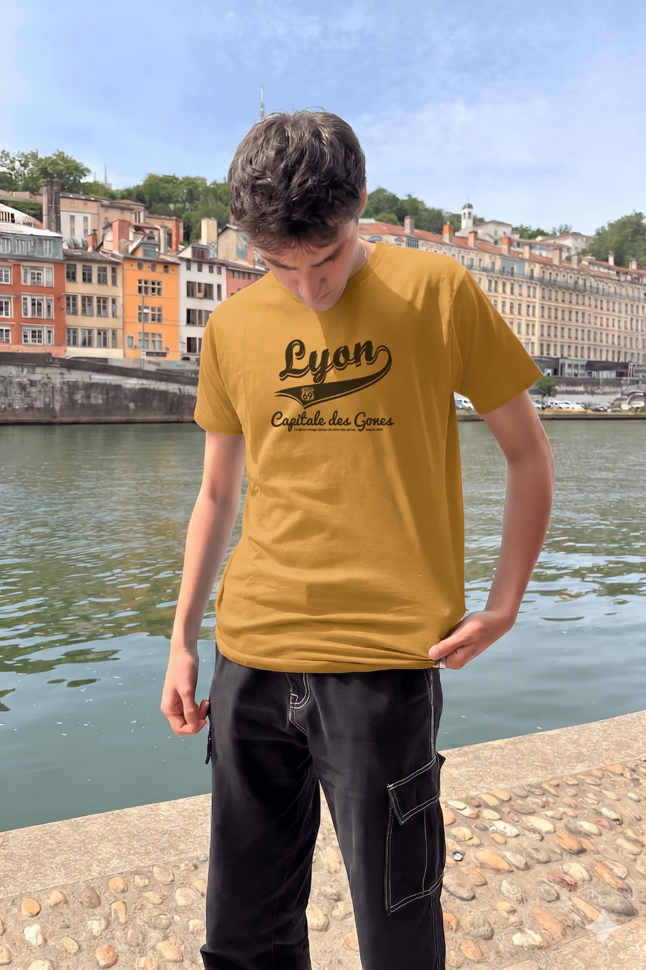 T-Shirt Homme – Lyon vintage — motif Texte noir — Moutarde (face)