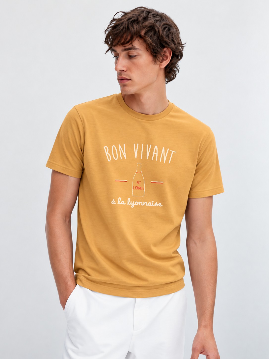 T-Shirt Homme –Bon vivant à la lyonnaise — motif blanc rouge — Moutarde (pose-mv9ho1xu-ff2940)