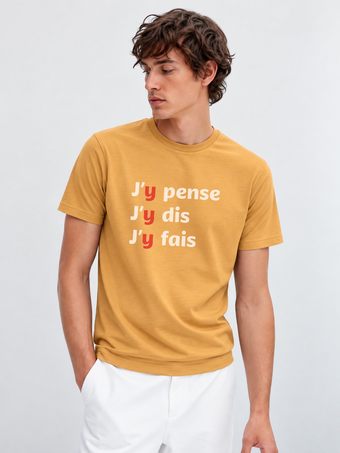 T-Shirt Homme – J Y Pense J Y Dis J Y Fais Bleu — motif blanc — Moutarde (pose-mv9ho1xu-ff2940)