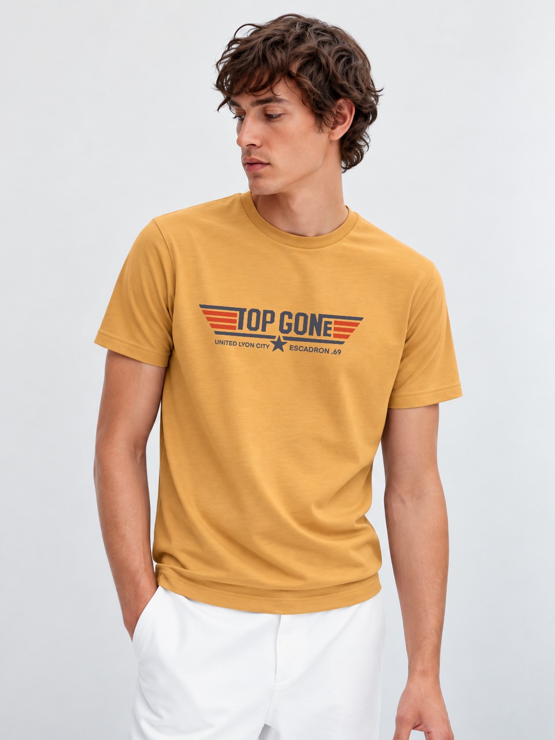 T-Shirt Homme – Lyon Ville Lumière — motif noir — Moutarde (pose-mv9ho1xu-ff2940)