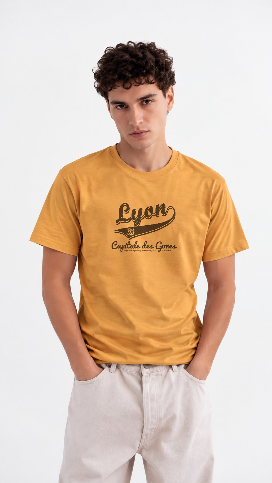 T-Shirt Homme – Lyon Ville Lumière — motif foncé — Moutarde (pose-mv9hokyr-66w0vb)