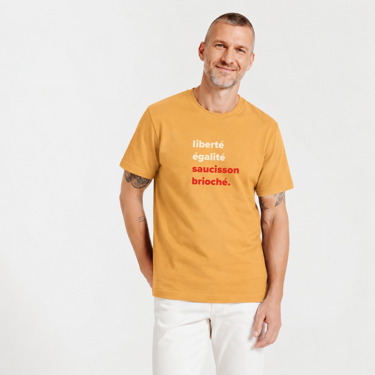 T-Shirt Homme – Liberté égalité saucisson brioché — motif blanc rouge — Moutarde (pose-mvggo0zc-b9ynmx)