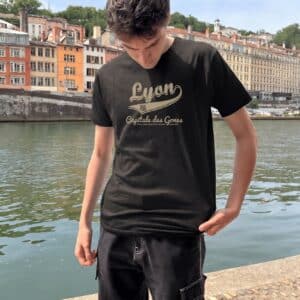 T-Shirt Homme – Lyon vintage — motif Texte crème — Noir (face)