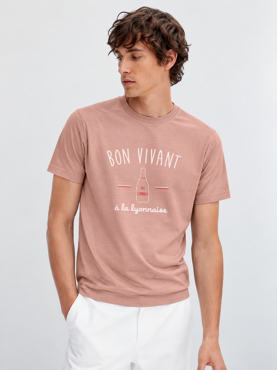 T-Shirt Homme –Bon vivant à la lyonnaise — motif blanc rouge — Rose vintage (pose-mv9ho1xu-ff2940)