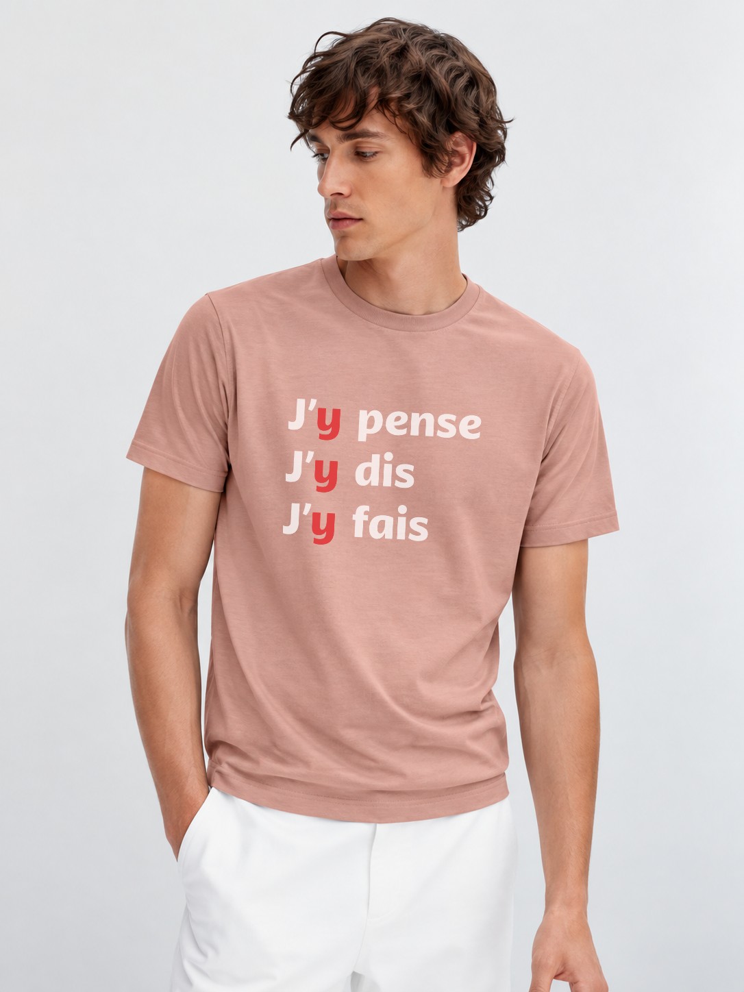 T-Shirt Homme – J Y Pense J Y Dis J Y Fais Bleu — motif blanc — Rose vintage (pose-mv9ho1xu-ff2940)
