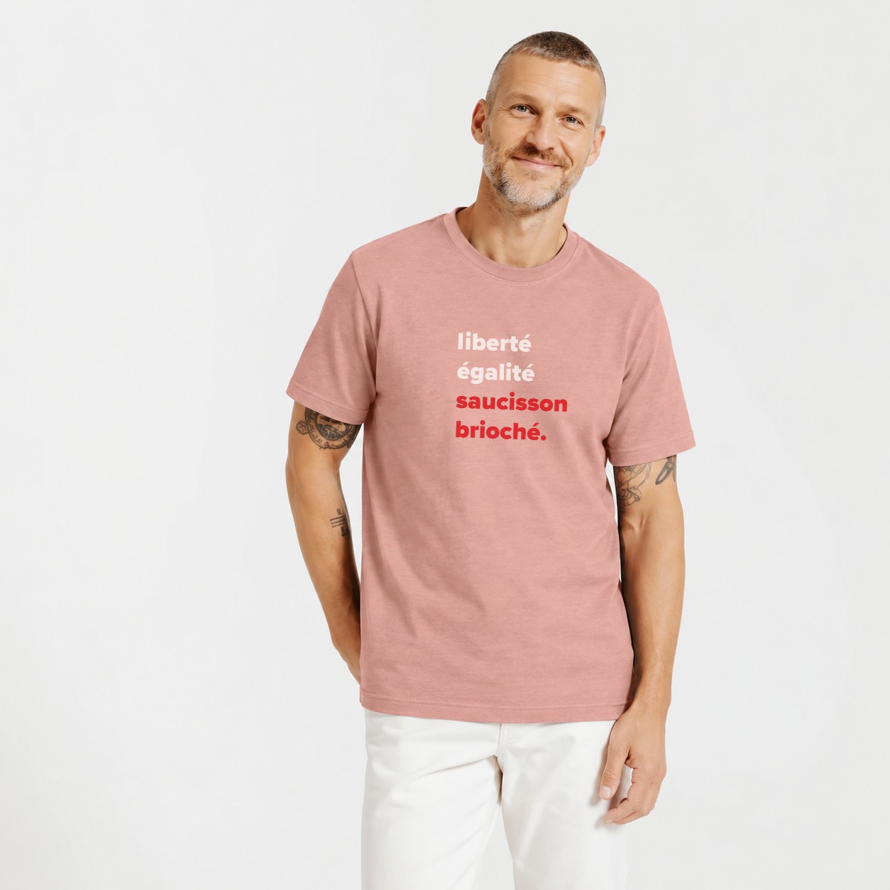 T-Shirt Homme – Liberté égalité saucisson brioché — motif blanc rouge — Rose vintage (pose-mvggo0zc-b9ynmx)