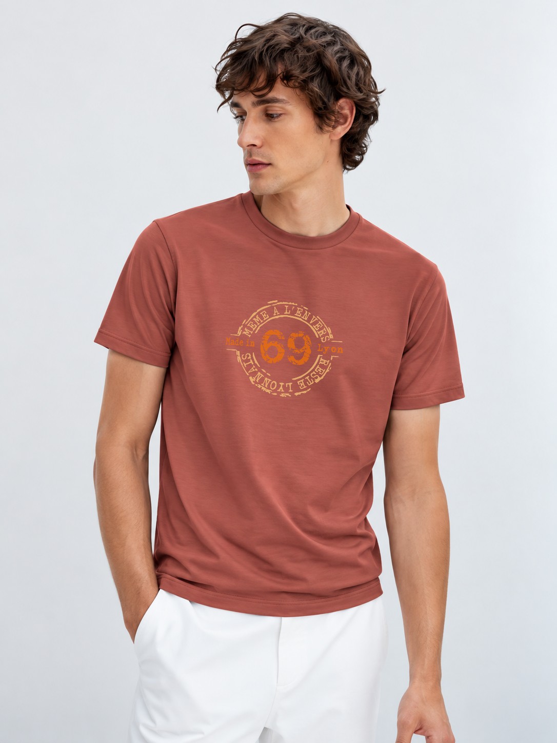 T-Shirt Homme – Lyon 69 — Rouille (pose-mv9ho1xu-ff2940)