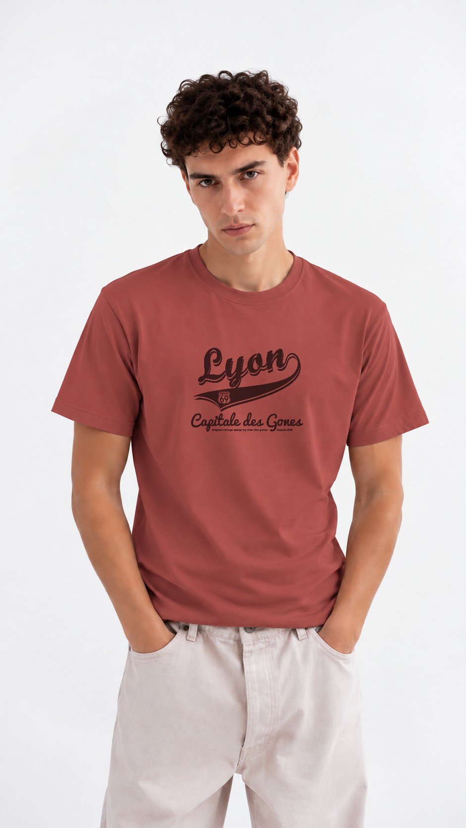 T-Shirt Homme – Lyon Ville Lumière — motif foncé — Rouille (pose-mv9hokyr-66w0vb)