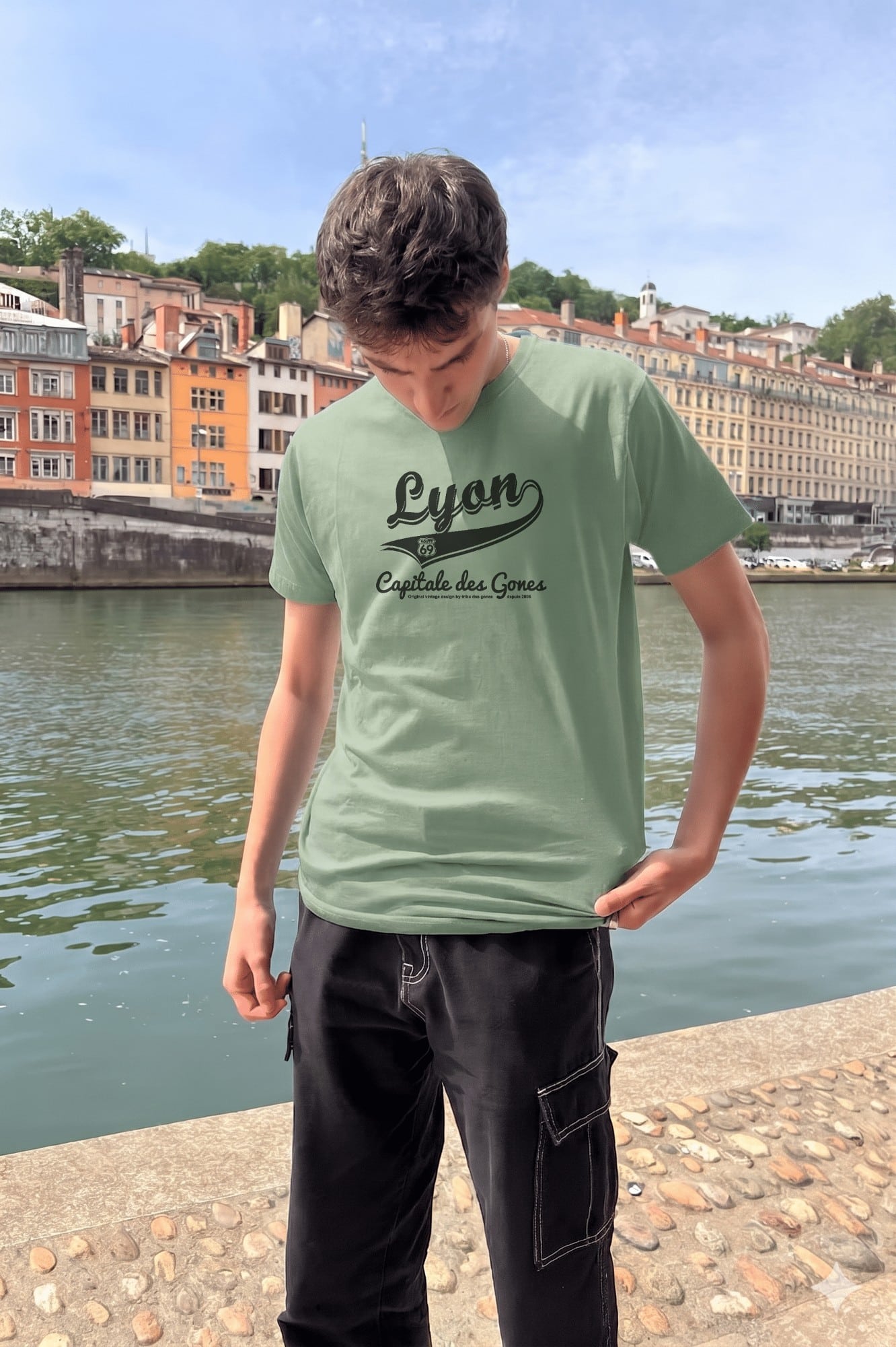 T-Shirt Homme – Lyon vintage — motif Texte noir — Vert Sauge (face)