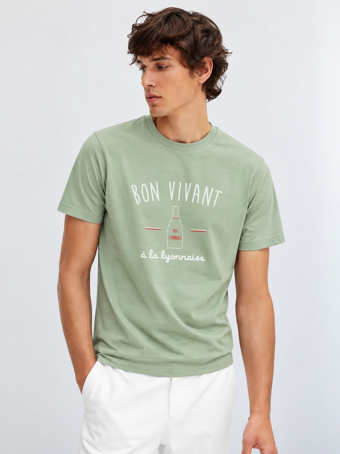 T-Shirt Homme –Bon vivant à la lyonnaise — motif blanc rouge — Vert Sauge (pose-mv9ho1xu-ff2940)