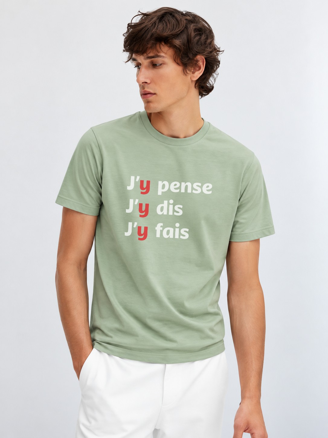 T-Shirt Homme – J Y Pense J Y Dis J Y Fais Bleu — motif blanc — Vert Sauge (pose-mv9ho1xu-ff2940)