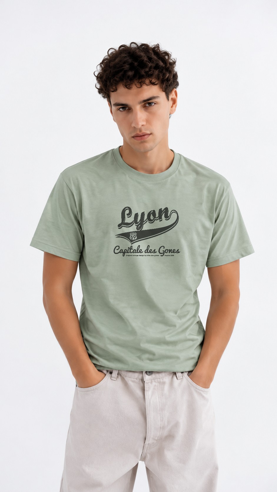 T-Shirt Homme – Lyon Ville Lumière — motif foncé — Vert Sauge (pose-mv9hokyr-66w0vb)