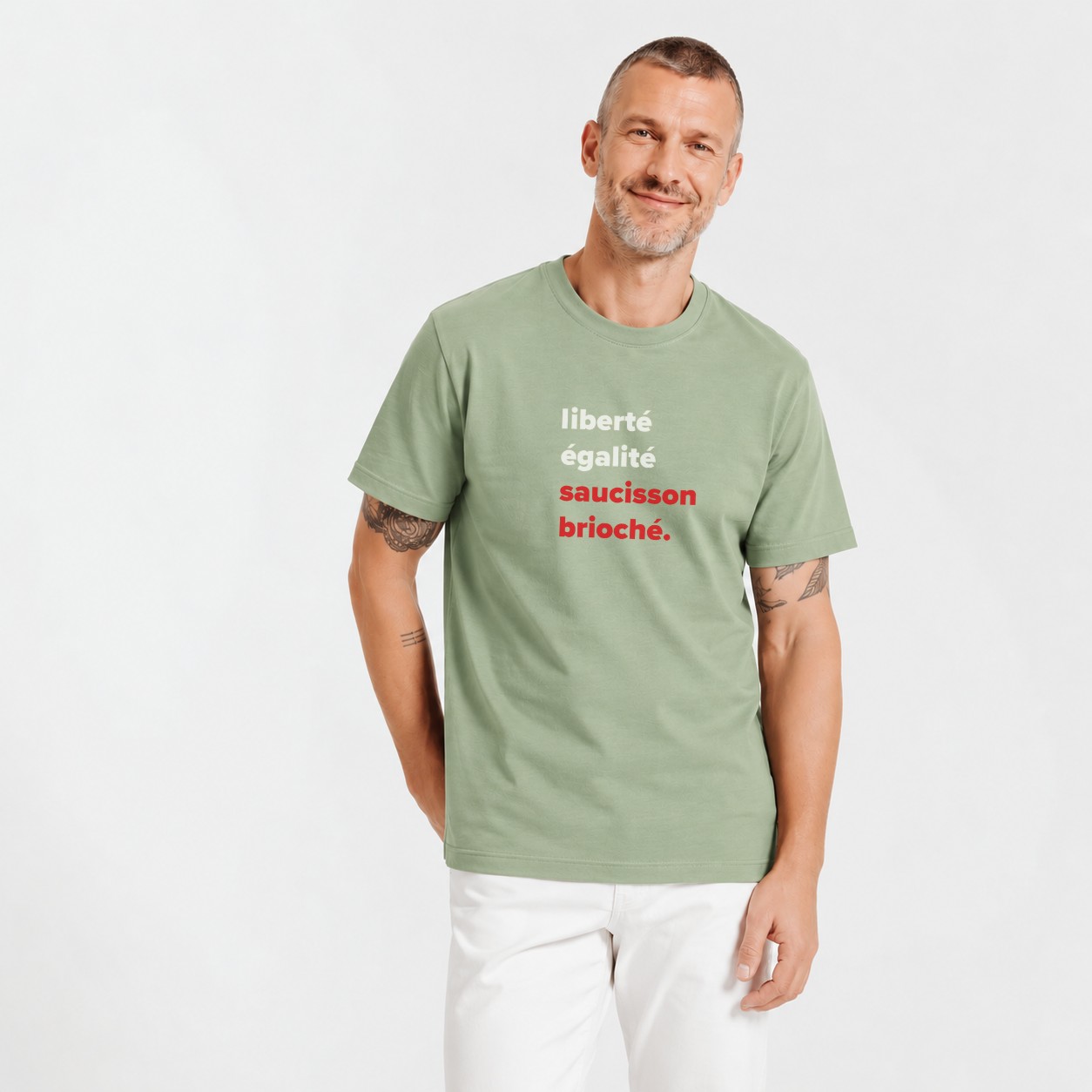 T-Shirt Homme – Liberté égalité saucisson brioché — motif blanc rouge — Vert Sauge (pose-mvggo0zc-b9ynmx)