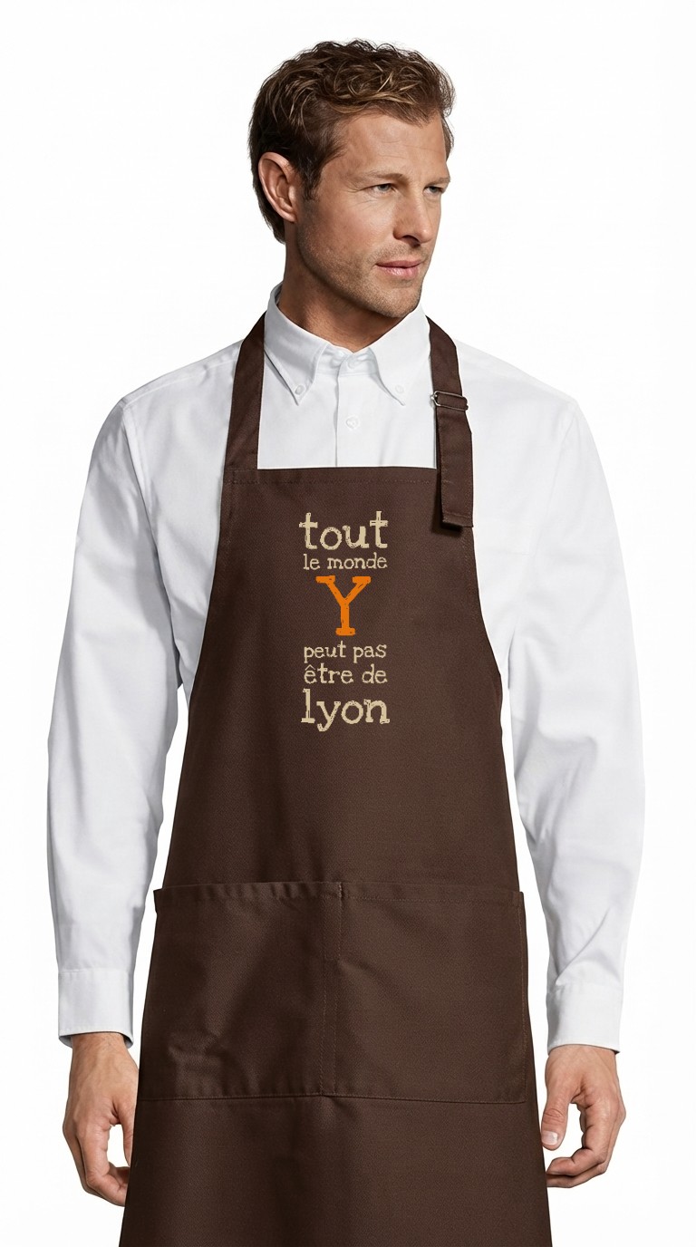 Tablier adulte – Tout le monde Y peut pas être de Lyon — motif Texte crème et orange — Chocolat (face)