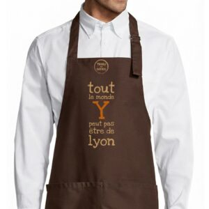 Tablier adulte – Tout le monde y peut pas être de Lyon — motif Texte crème et orange — Chocolat (face)