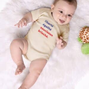Body Bébé – Liberté Égalité Saucisson Brioché — motif Texte bleu et rouge — Crème (face)